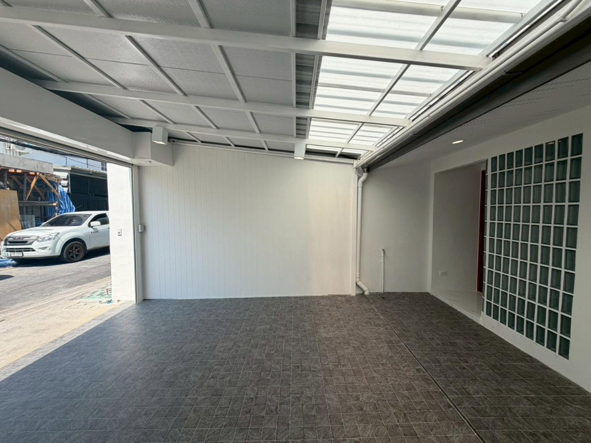 รูป R126 ขายด่วน ทาวน์เฮาส์ 1.5 ชั้น ซอยพงษ์เพชรพัฒนา พร้อมอยู่  ใกล้ MRT สายสีม่วง ราคาเพียง 2.59 ล้านบาท (ฟรีโอน!)  - รูปที่ 5/24