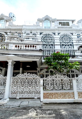 Townhouses for rent Vijit School Pier : 5-BR Townhouse at Ekkamai Villas near ARL Ramkhamhaeng (ID 515390)