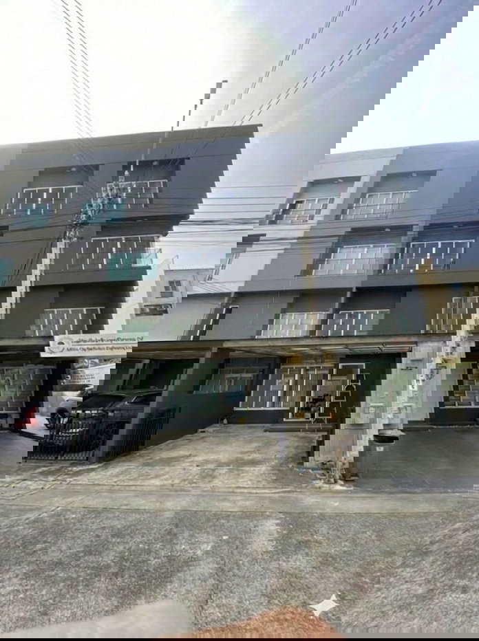 รูป S1105 🏡✨ ขายด่วน ทาวน์โฮม 3.5 ชั้น ม.พาทิโอ แจ้งวัฒนะ–เมืองทอง รีโนเวทใหม่ ใกล้รถไฟฟ้า ✨🏡 ราคาพิเศษ เพียง 3.99 ลบ. เท่านั้น! 💥 - รูปที่ 2/9