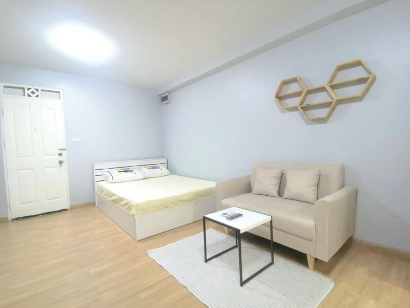 รูป ปล่อยเช่าคอนโด Cityhome รัชดา เฟอร์นิเจอร์และเครื่องใช้ไฟฟ้าครบ ตกแต่งพร้อมเข้าอยู่ เดินทางสะดวก ใกล้ MRTศูนย์วัฒนธรรม-RW007865 - รูปที่ 2/9