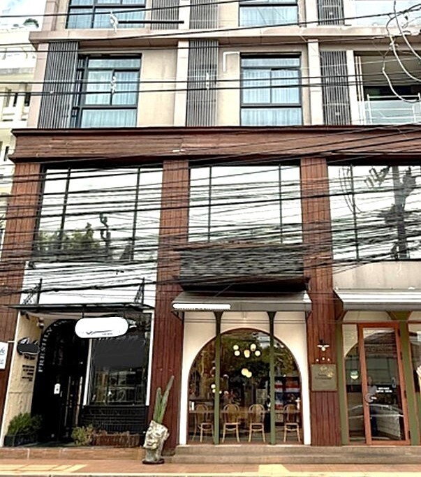 รูป ร้านค้าใจกลางพร้อมพงษ์ เหมาะทำธุรกิจทุกประเภท ** NO CO-AGENT ** - รูปที่ 1/2