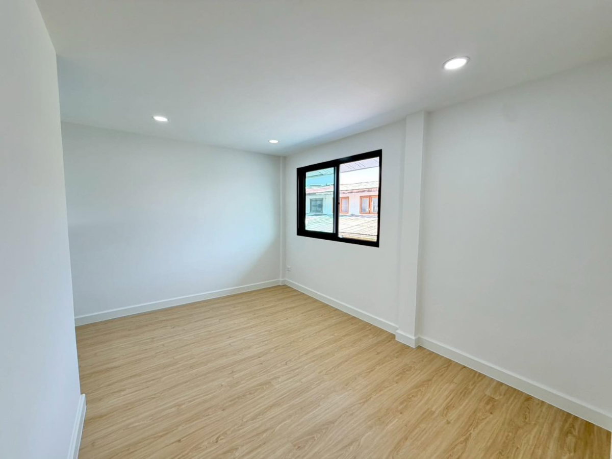 รูป R126 ขายด่วน ทาวน์เฮาส์ 1.5 ชั้น ซอยพงษ์เพชรพัฒนา พร้อมอยู่  ใกล้ MRT สายสีม่วง ราคาเพียง 2.59 ล้านบาท (ฟรีโอน!)  - รูปที่ 15/24