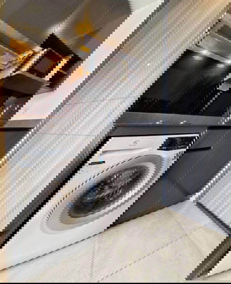 picture Ashton                     Asoke  - 9/10