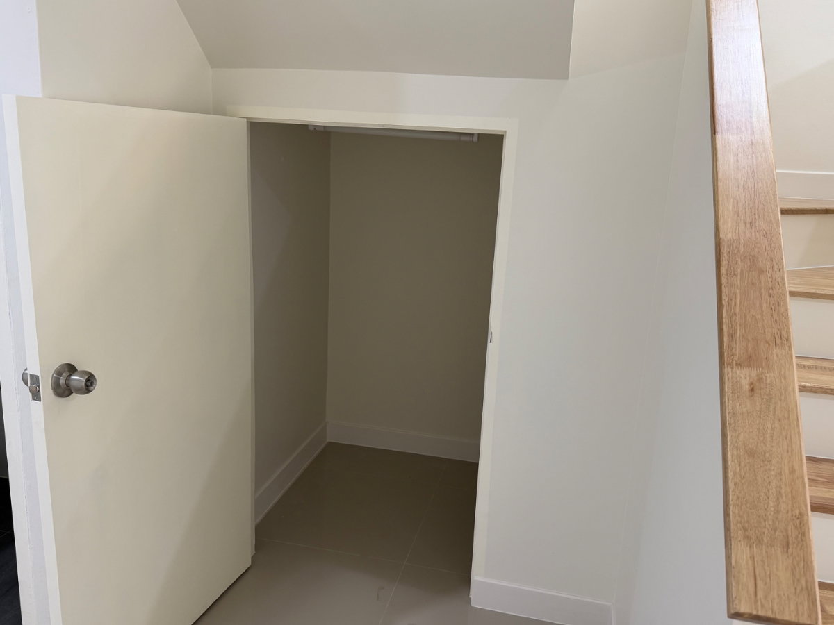 รูป ขาย ทาวเฮ้าท์  2 ชั้น รีโนเวทใหม่ทั้งหลัง  ขนาดพื้นที่ 18 ตรว.  หมู่บ้าน ปาริชาต ถนน 345 บางคูวัด จ.ปทุมธานี  ราคา 1.7 ล้าน บาท โทร.081-9106368 - รูปที่ 17/43