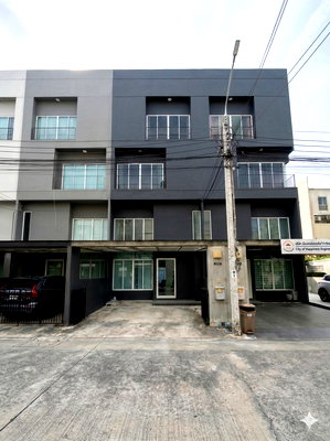 Townhouses for sale Muang Thong Thanee : S1105 🏡✨ Urgent Sale! 3.5-story Townhome, Patio Chaengwattana-Muang Thong ✨🏡 Special Price: Only 3.99 Million Baht! 💥