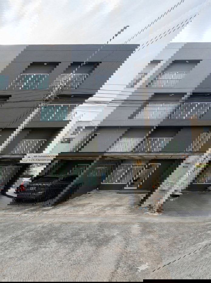 รูป S1105 🏡✨ ขายด่วน ทาวน์โฮม 3.5 ชั้น ม.พาทิโอ แจ้งวัฒนะ–เมืองทอง รีโนเวทใหม่ ใกล้รถไฟฟ้า ✨🏡 ราคาพิเศษ เพียง 3.99 ลบ. เท่านั้น! 💥 - รูปที่ 1/9