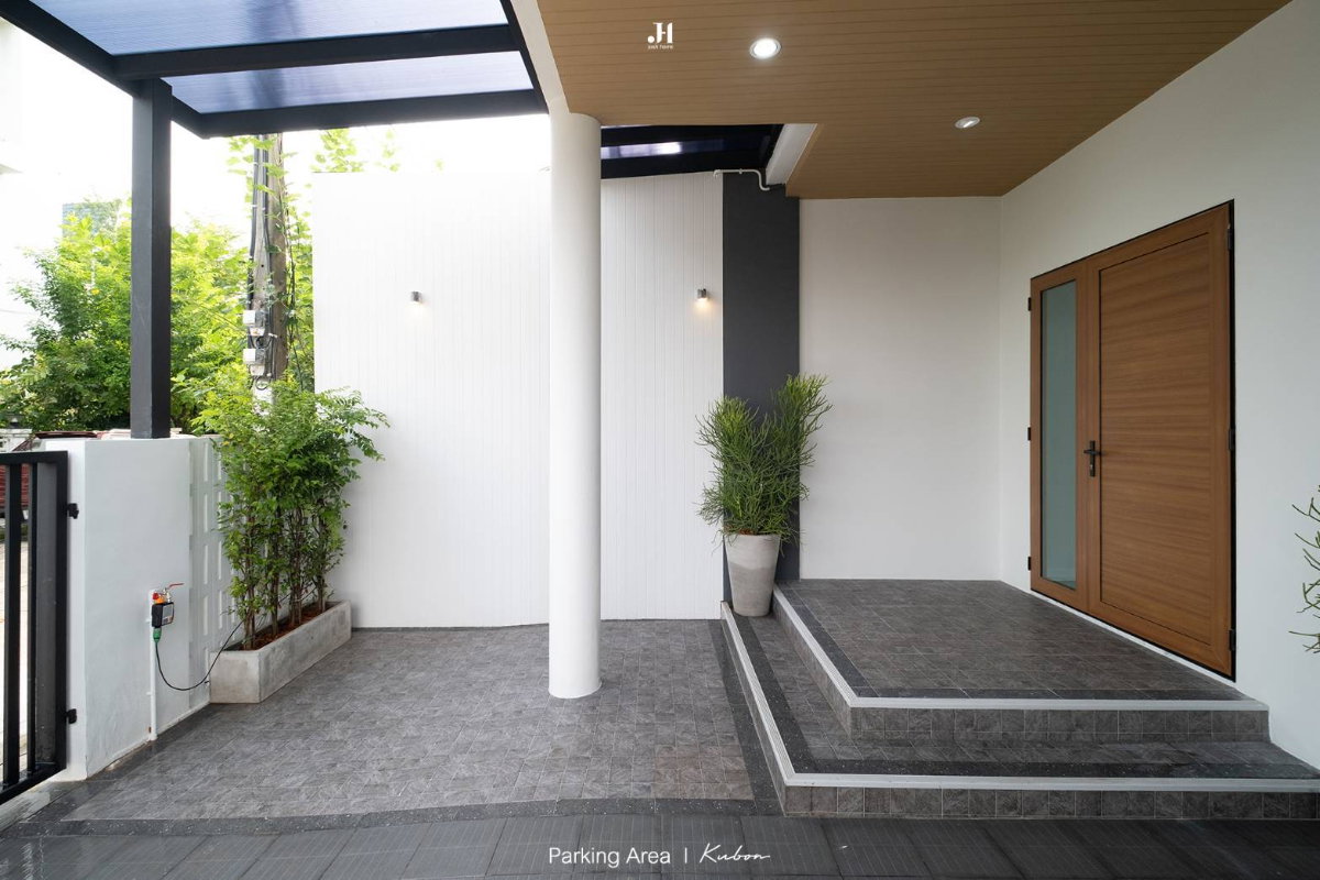 รูป 293AGFF🏠 คุ้มที่สุดในย่าน! ขายทาวน์โฮมหลังใหญ่ 3 ชั้น #รามอินทรา รีโนเวทพรีเมียม - รูปที่ 2/9