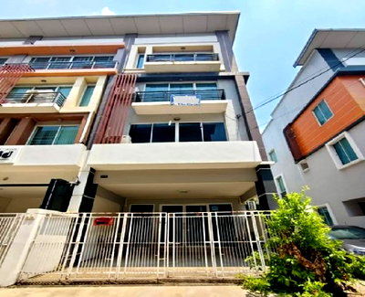 เช่าโฮมออฟฟิศ สนามบินสุวรรณภูมิ :  ให้เช่าHome Office 4 ชั้น หลังมุม โครงการอาร์เค บิซ เซ็นเตอร์ มอเตอร์เวย์ – ร่มเกล้า ติดถนนใหญ่  เหมาะเป็นสำนักงาน จดบริษัทได้