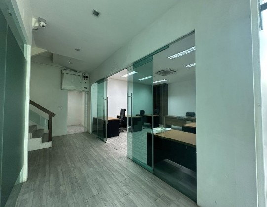 รูป ให้เช่าอาคาร / Home Office 2 ชั้น ซอยลาดพร้าว 87 / แอร์ 7 เครื่อง /มีเฟอร์นิเจอร์สำนักงาน / เหมาะเป็นสำนักงาน จดบริษัทได้ - รูปที่ 12/14