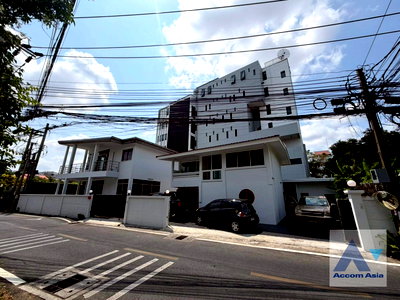 Houses for rent Bangkok : 🔼🔽 AccomA 📩 Pet friendly,Home Office 3 BR House in Khlong Tan Nuea (AA26473)