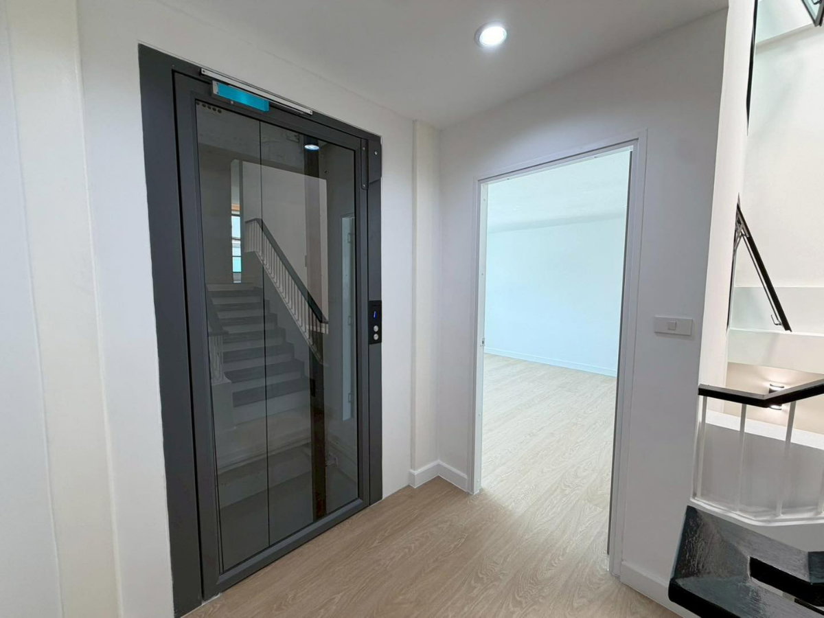 รูป ขายทาวน์โฮมพร้อมลิฟต์ : ซอยสุขุมวิท 101 พื้นที่ 25.9 ตารางวา 4 ห้องนอน 6 ห้องน้ำ ตกแต่งใหม่พร้อมอยู่ - รูปที่ 9/20