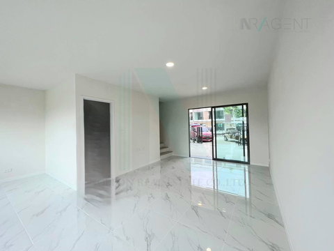 📌 ให้เช่าทาวน์เฮาส์ 3 ชั้น อัลติจูด คราฟ บางนา 3 ห้องนอน 4 ห้องน้ำ