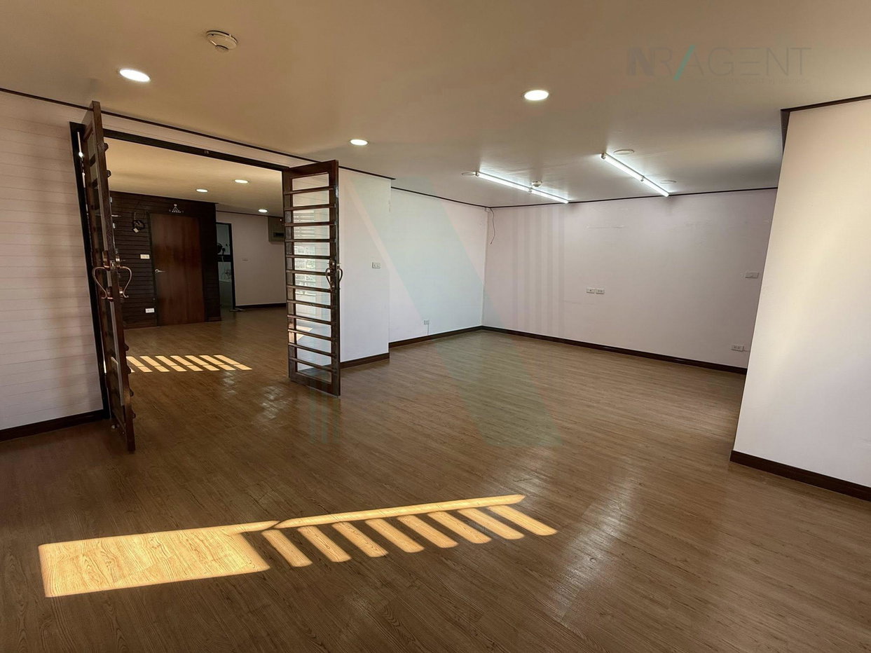 รูป 🚩 ให้เช่าคอนโด เจริญนครริเวอร์เพลส อาคาร 1 ชั้น 4 2 ห้องนอน ขนาด 110 ตรม ใกล้ ศูนย์การค้ารอยัลการ์เด้นพลาซ่า - รูปที่ 2/8