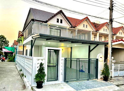 ทาวน์โฮม นนทบุรี : บ้านหลังมุม แถมแอร์ 2 เครื่อง  มีระเบียงหน้าบ้าน   #หมู่บ้านบัวทอง 4  ถนนบ้านกล้วย – ไทรน้อย  บางบัวทอง  รีโนเวทใหม่  ใกล้เซ็นทรัล เวสเกต