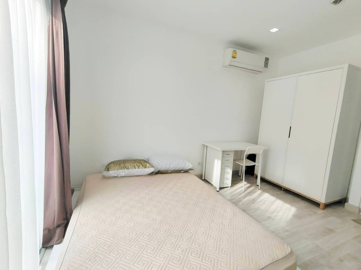 picture Ready to move in! Great price and just steps from the BTS - 3/4