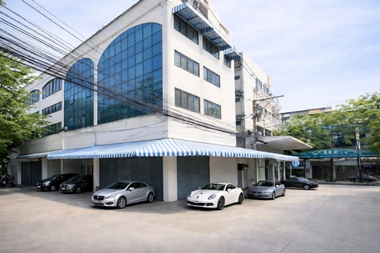 ทำเลอินทามระ MRTสุทธิสาร 490ม. 5คัน อาคาร 5 ชั้นให้เช่า 2 คูหา ห้องมุม ตลาดห้วยขวาง ม.หอการค้าไทย 3นอน 3น้ำ ใกล้ 30 ตร.ว. 450 ตร.ม.