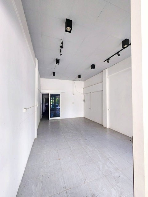 รูป พระยาสุเรนทร์ รามอินทรา107-111 ให้เช่าตึกพาณิชย์ 3.5 ชั้น 23 ตรว. 318 ตรม. Lotus 7-Eleven แฟชั่น 3 กม. ตลาดหทัยมิตร 1.2 กม. - รูปที่ 3/8