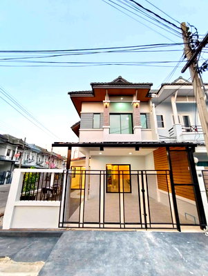 ขายทาวน์โฮม : ขายทาวน์เฮ้าส์ 2 ชั้น หลังมุมถนนเมน หมู่บ้านดิเอมเมอรัลด์พาร์ค 2 พื้นที่กว้าง 29.5 ตร.ว. ฟังก์ชัน 5 นอน ทำเลชัยพฤกษ์-ราชพฤกษ์