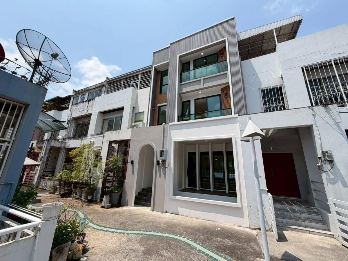 รูป ขายทาวน์โฮมพร้อมลิฟต์ : ซอยสุขุมวิท 101 พื้นที่ 25.9 ตารางวา 4 ห้องนอน 6 ห้องน้ำ ตกแต่งใหม่พร้อมอยู่ - รูปที่ 2/20