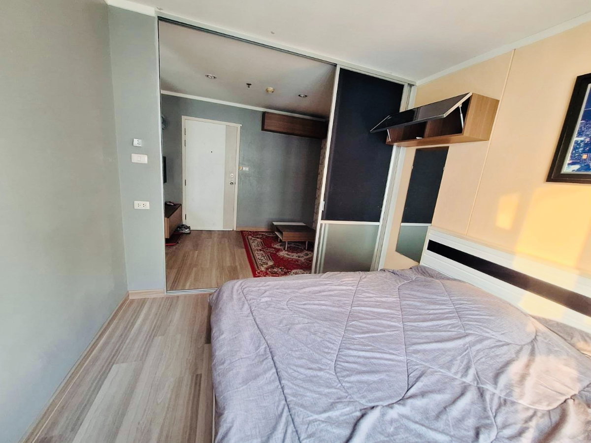 รูป ปูพื้นSPCใหม่ บิ๊กคลีน เปลี่ยนฝาชักโครก อุปกรณ์ในห้องน้ำ ที่นอนใหม่ แอร์ 2 เครื่อง ห้อง26ตรม. ที่คอนโดลุมพินี เมกะซิตี้บางนา - รูปที่ 3/8