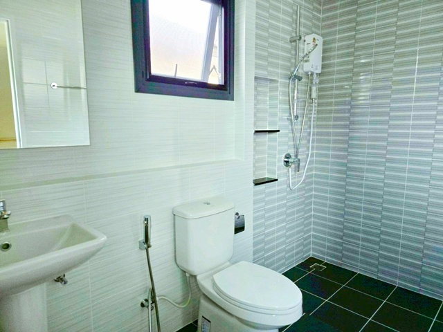 รูป สนามบินดอนเมือง ช่างอากาศอุทิศ บ้านเดี่ยว 2 ชั้น 4 นอน 5 น้ำ ใกล้ รร.นานาชาติ Harrow 800 ม. สนามบินดอนเมือง 100 ตร.ว.252 ตร.ม.บ้านหลังมุม - รูปที่ 6/8