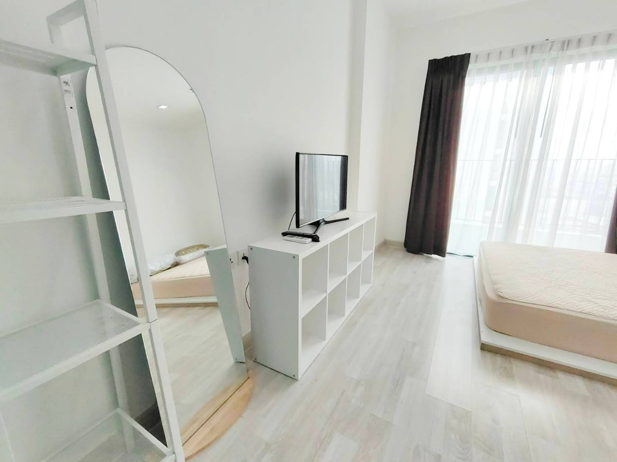 picture Ready to move in! Great price and just steps from the BTS - 1/4