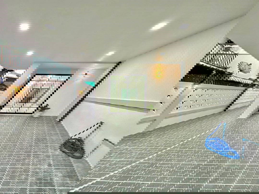 รูป บ้านหลังมุม แถมแอร์ 2 เครื่อง  มีระเบียงหน้าบ้าน   #หมู่บ้านบัวทอง 4  ถนนบ้านกล้วย – ไทรน้อย  บางบัวทอง  รีโนเวทใหม่  ใกล้เซ็นทรัล เวสเกต - รูปที่ 4/22