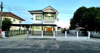 ขายบ้านเดี่ยว : ขายบ้านเดี่ยวปิยวรารมย์ 3 หลังใหญ่ 74.5 ตร.ว. ติดถนนเมน ครัวหรู ฟรีเฟอร์ฯ ฟรีโอน