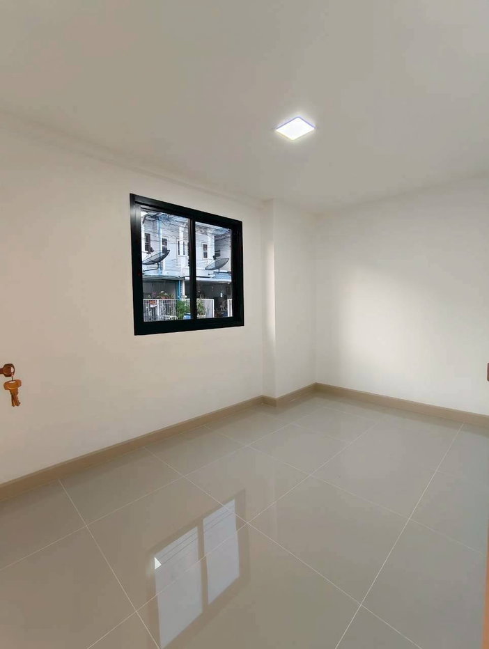 รูป ขายทาวน์เฮ้าส์ 2 ชั้น หลังมุมถนนเมน หมู่บ้านดิเอมเมอรัลด์พาร์ค 2 พื้นที่กว้าง 29.5 ตร.ว. ฟังก์ชัน 5 นอน ทำเลชัยพฤกษ์-ราชพฤกษ์ - รูปที่ 15/20