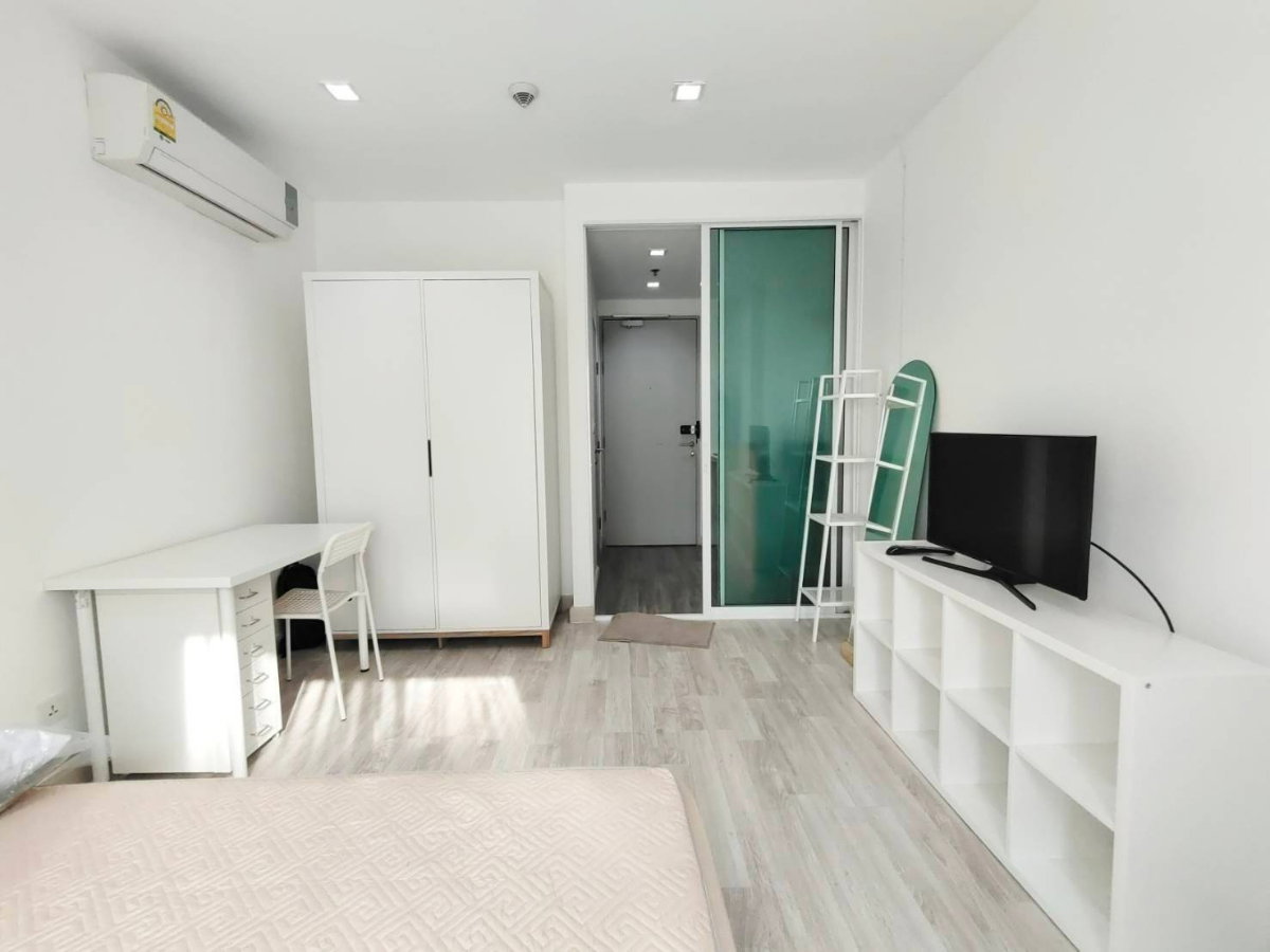picture Ready to move in! Great price and just steps from the BTS - 4/4