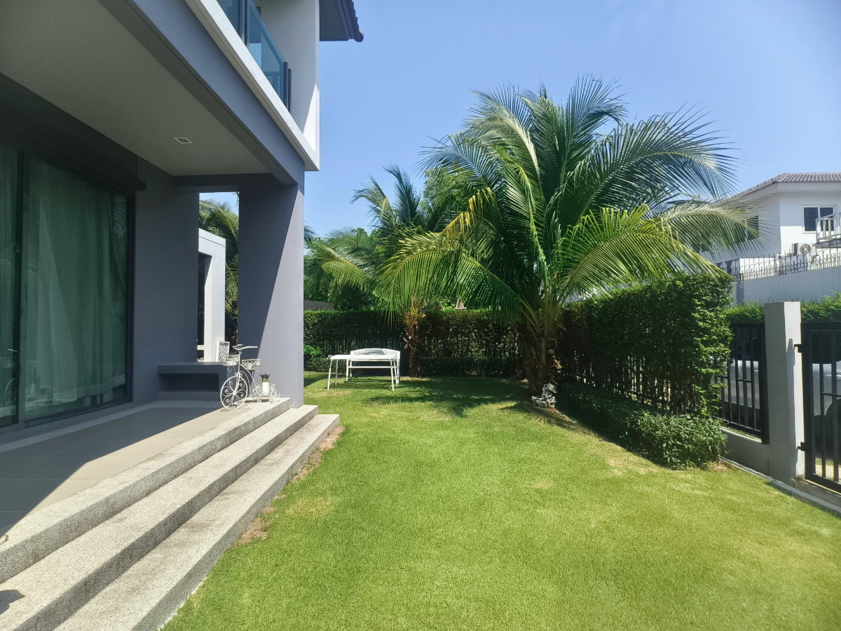 รูป ขาย บ้านเดี่ยว แปลงมุมติดสวน ราคาดีที่สุด มีห้องนอนชั้นล่าง ตกแต่งสวยพร้อมอยู่ หมู่บ้านบุราสิริ วงแหวน-อ่อนนุช 4ห้องนอน 4ห้องน้ำ 10 นาทีถึงมอเตอร์เวย์ - รูปที่ 4/11