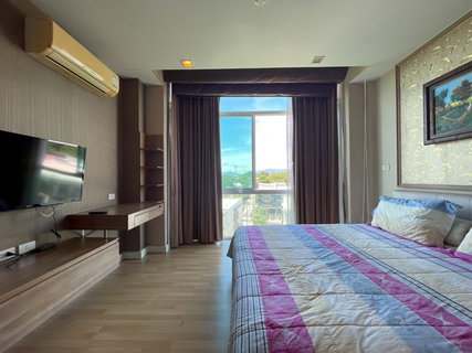 รูปภาพ Spacious airy room with plenty of natural bright and a balcony with a relaxing view