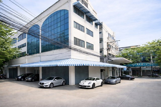 รูป MRTสุทธิสาร 490ม. ม.หอการค้าไทย ทำเลอินทามระ อาคาร 5 ชั้นให้เช่า 2 คูหา 3นอน 3น้ำ 5คัน ห้องมุม ตลาดห้วยขวาง ใกล้ 30 ตร.ว. 450 ตร.ม. - รูปที่ 1/8