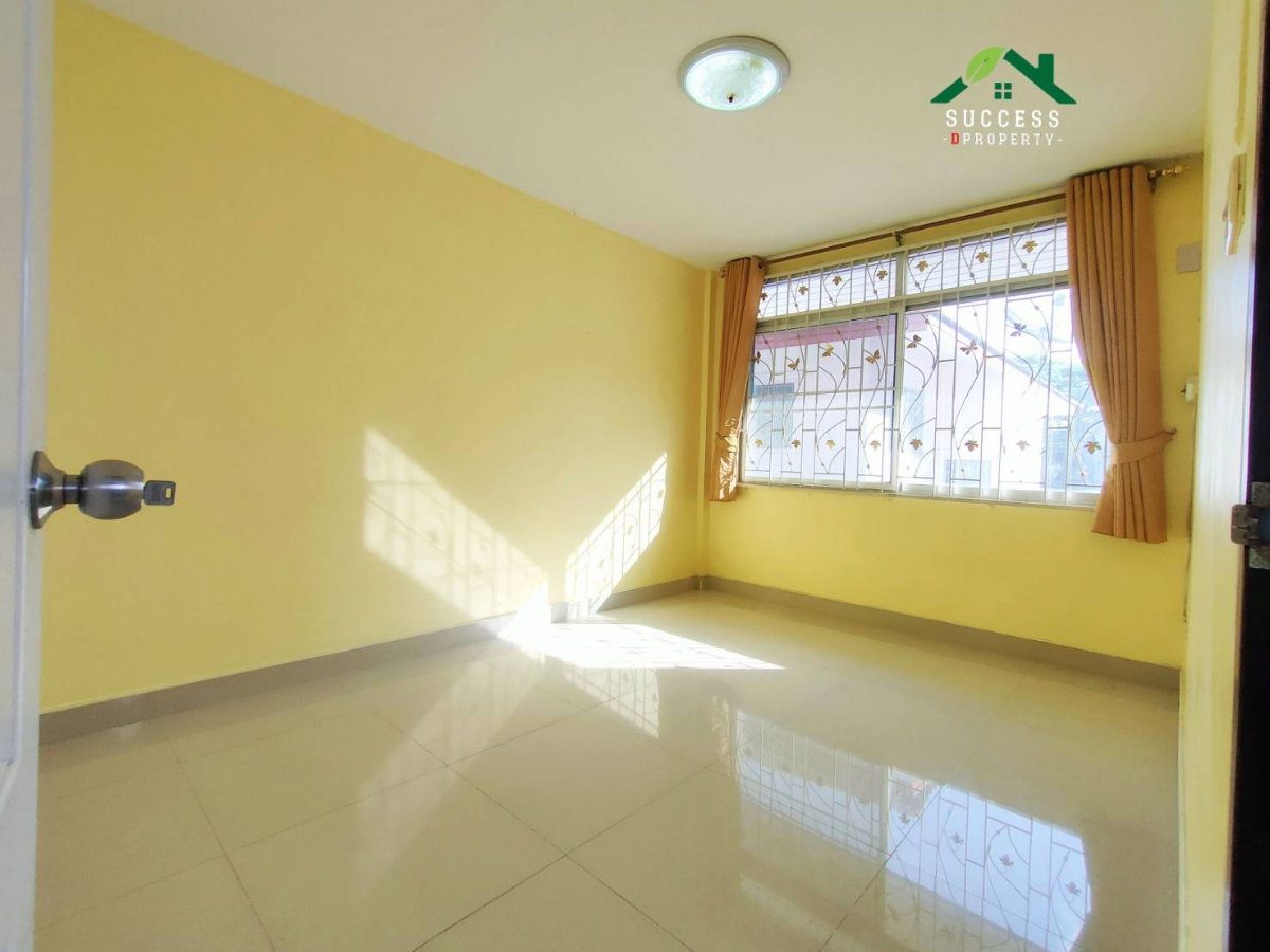 รูป ขายทาวน์เฮ้าส์ ม.เด่นชัย ซอยมังกร-แพรกษา บ้านหลังริม เนื้อที่เยอะ ขนาด 31.5 ตร.ว. 4 นอน สภาพดี ใกล้ตลาดเด่นชัย เดินทางสะดวก - รูปที่ 14/16