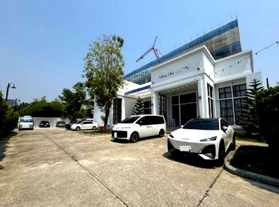 เช่าสำนักงาน วิทยาลัยพณิชยการบางนา :  ให้เช่าอาคาร / สำนักงาน บนที่ดิน 351 ตารางวา ใกล้ BTS สถานีแบริ่ง อยู่ในซอยแบริ่ง / แอร์ 8 เครื่อง / จอดรถหลายคัน / เหมาะหลากหลายธุรกิจ