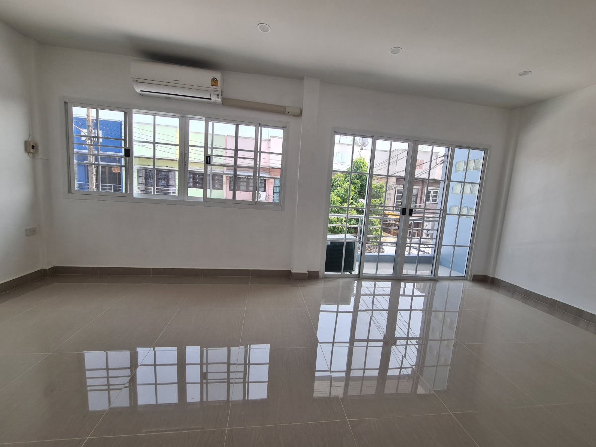 picture Townhouse for sale ready for transfer ofownership - 8/14