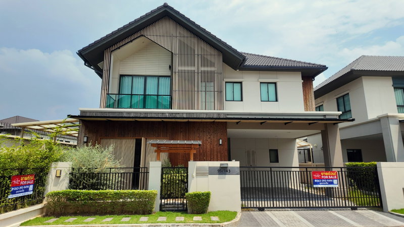 ขายบ้านเดี่ยว : ขายด่วน บ้านเดี่ยวหรู หลังมุม ตกแต่งพร้อมอยู่ สไตล์ Janandi ใกล้เมกะบางนา