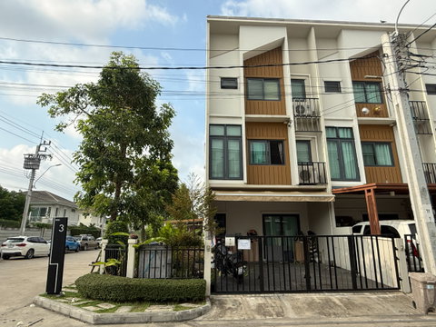 ขายบ้านทาวน์เฮ้าส์หลังมุม 3 ชั้น เนื้อที่29.5 ตร.ว. 150 ตร.ม. (เจ้าของขายเอง) หมู่บ้านเพล็กซ์ อ่อนนุช วงแหวน ถนนสุขาภิบาล 2