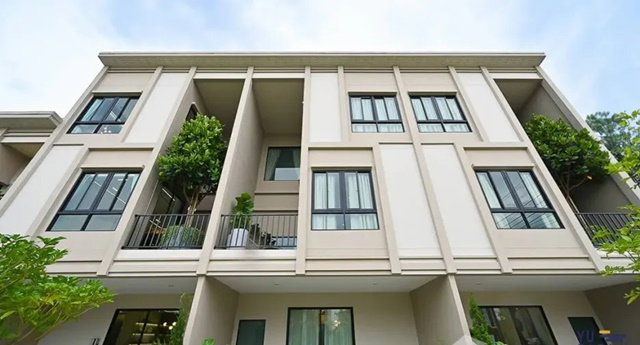รูป รอยัลลาดกระบังกอล์ฟ จอดรถ2-3คัน ทาวน์โฮม 3 ชั้น กว้าง 5.5 เมตร 3-4นอน 4 น้ำ ARL ลาดกระบัง 900 ม. 20 ตร.ว. 240 ตร.ม. สุวรรณภูมิ - รูปที่ 2/8