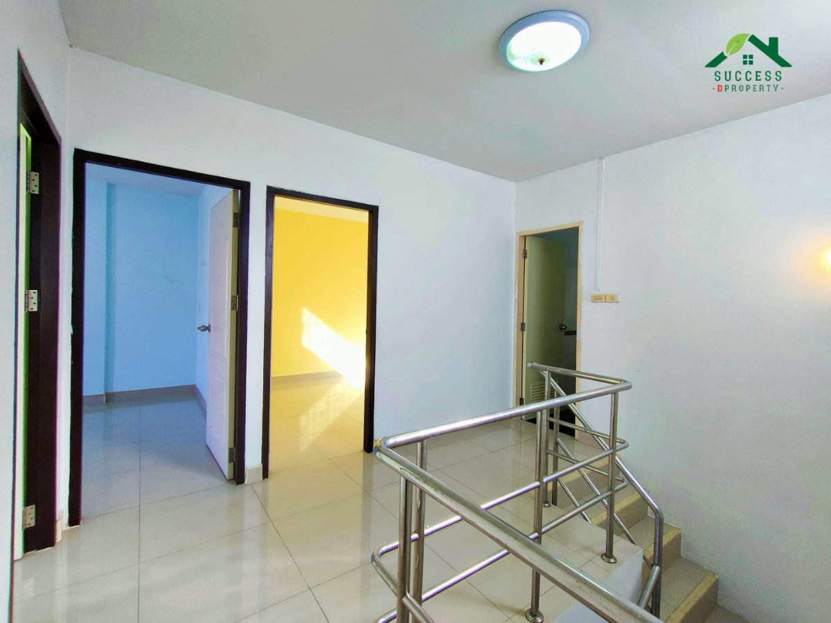 รูป ขายทาวน์เฮ้าส์ ม.เด่นชัย ซอยมังกร-แพรกษา บ้านหลังริม เนื้อที่เยอะ ขนาด 31.5 ตร.ว. 4 นอน สภาพดี ใกล้ตลาดเด่นชัย เดินทางสะดวก - รูปที่ 11/16