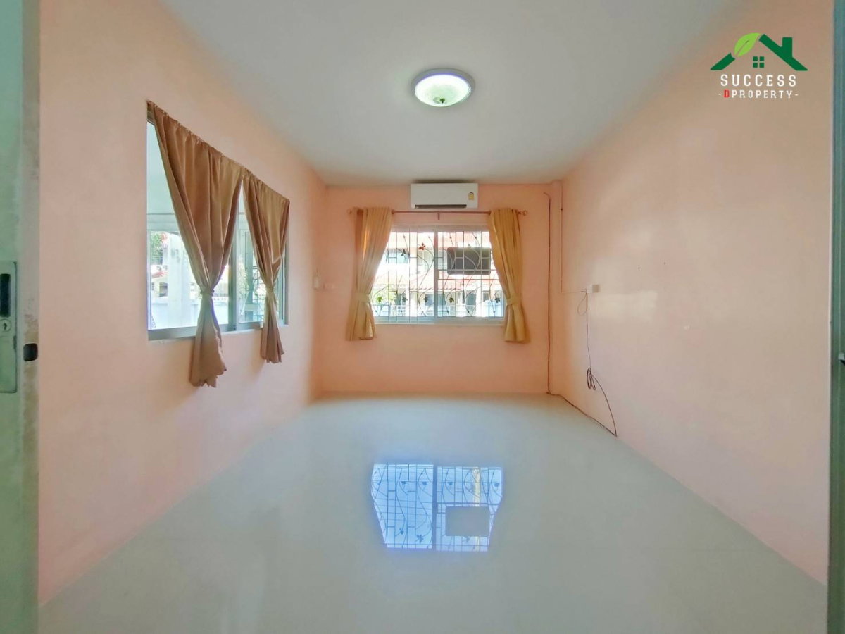 รูป ขายทาวน์เฮ้าส์ ม.เด่นชัย ซอยมังกร-แพรกษา บ้านหลังริม เนื้อที่เยอะ ขนาด 31.5 ตร.ว. 4 นอน สภาพดี ใกล้ตลาดเด่นชัย เดินทางสะดวก - รูปที่ 7/16