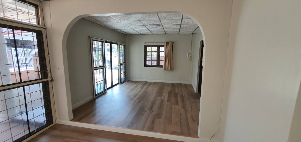 รูป โฮมออฟฟิศทำใหม่เอี่ยม ที่จอดรถ 4 คัน ติดถนนประเสริฐมนูกิจ 42 - รูปที่ 2/20