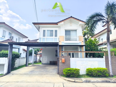For sale: Detached house, Parkway Aliv Ramkhamhaeng (Parkway Chalet, new phase), near the BTS Skytrain. 3 bedrooms, 3 bathrooms. Beautiful house,