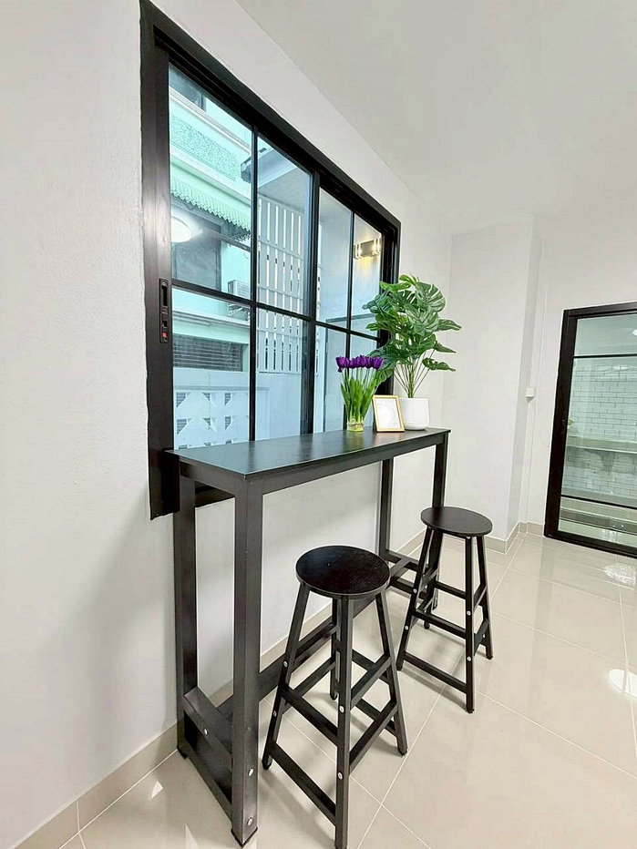 รูป บ้านสวย  หลังมุม  มีระเบียงหน้าบ้าน  แถมแอร์ 2 เครื่อง  #หมู่บ้านบัวทอง 4  ถนนบ้านกล้วย – ไทรน้อย  บางบัวทอง  รีโนเวทใหม่  ใกล้เซ็นทรัล เวสเกต - รูปที่ 12/22