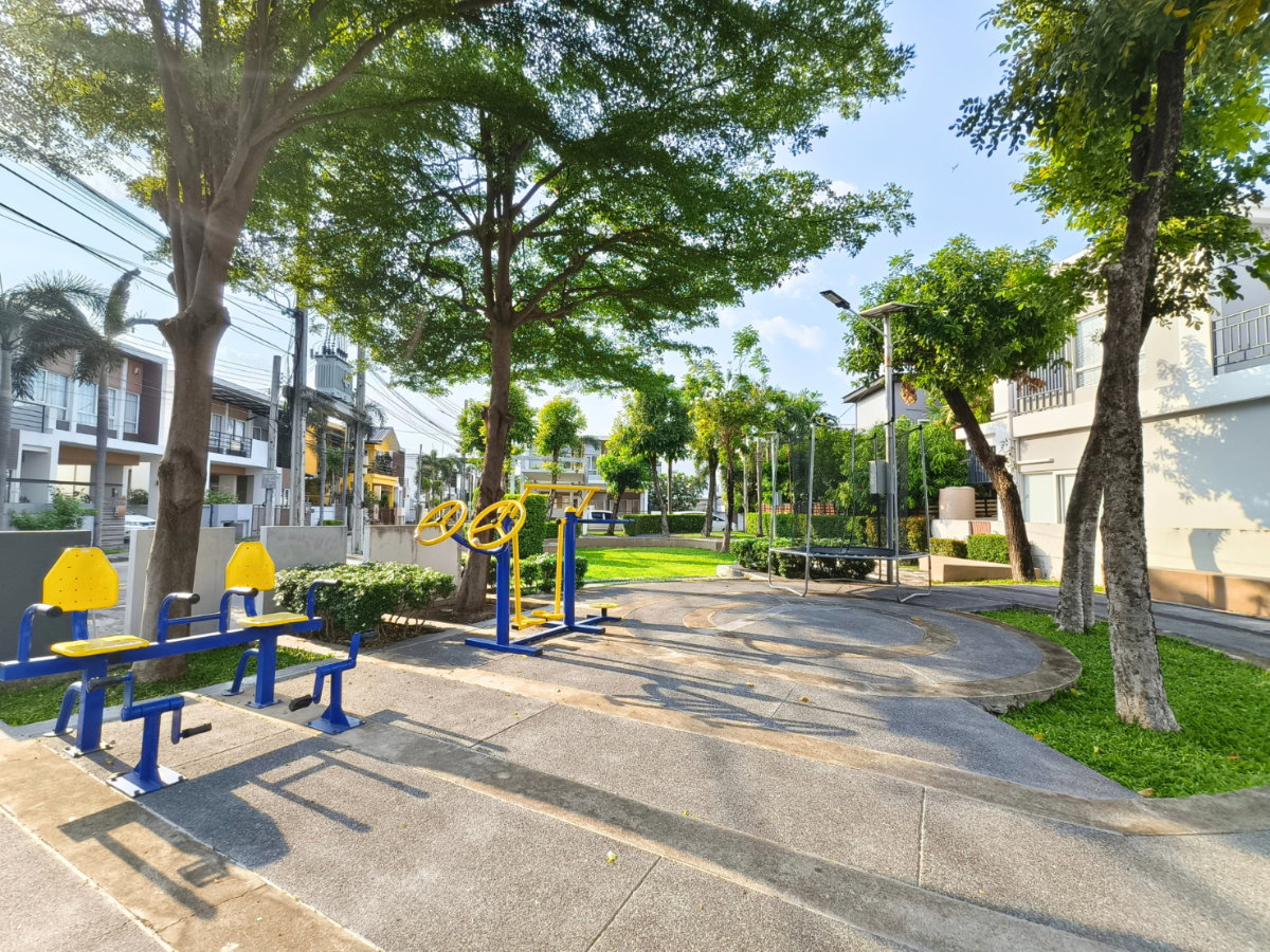 รูป ให้เช่า บ้านเดี่ยว หน้าสวน Parkway Aliv รามคำแหง (ปาร์คเวย์ชาเล่ต์ เฟสใหม่) ติดรถไฟฟ้า 3 ห้องนอน 4 ห้องน้ำ บ้านสวยไม่ต้องซ่อม พร้อมตกแต่ง - รูปที่ 24/28