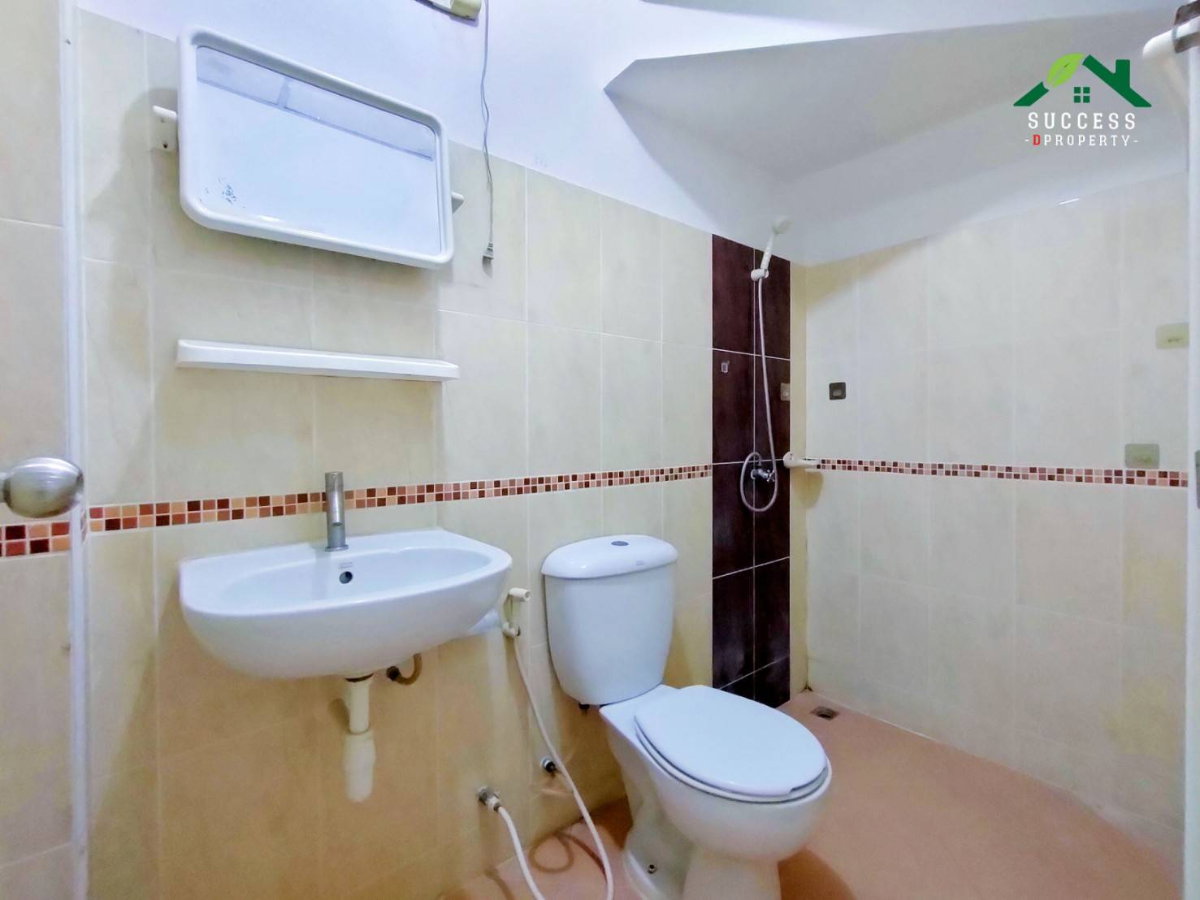 รูป ขายทาวน์เฮ้าส์ ม.เด่นชัย ซอยมังกร-แพรกษา บ้านหลังริม เนื้อที่เยอะ ขนาด 31.5 ตร.ว. 4 นอน สภาพดี ใกล้ตลาดเด่นชัย เดินทางสะดวก - รูปที่ 9/16