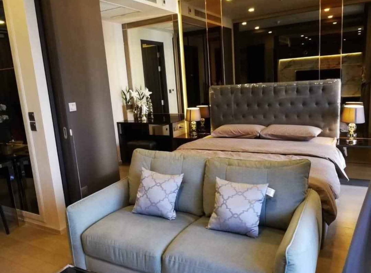 picture Ashton                       Asoke  - 1/5