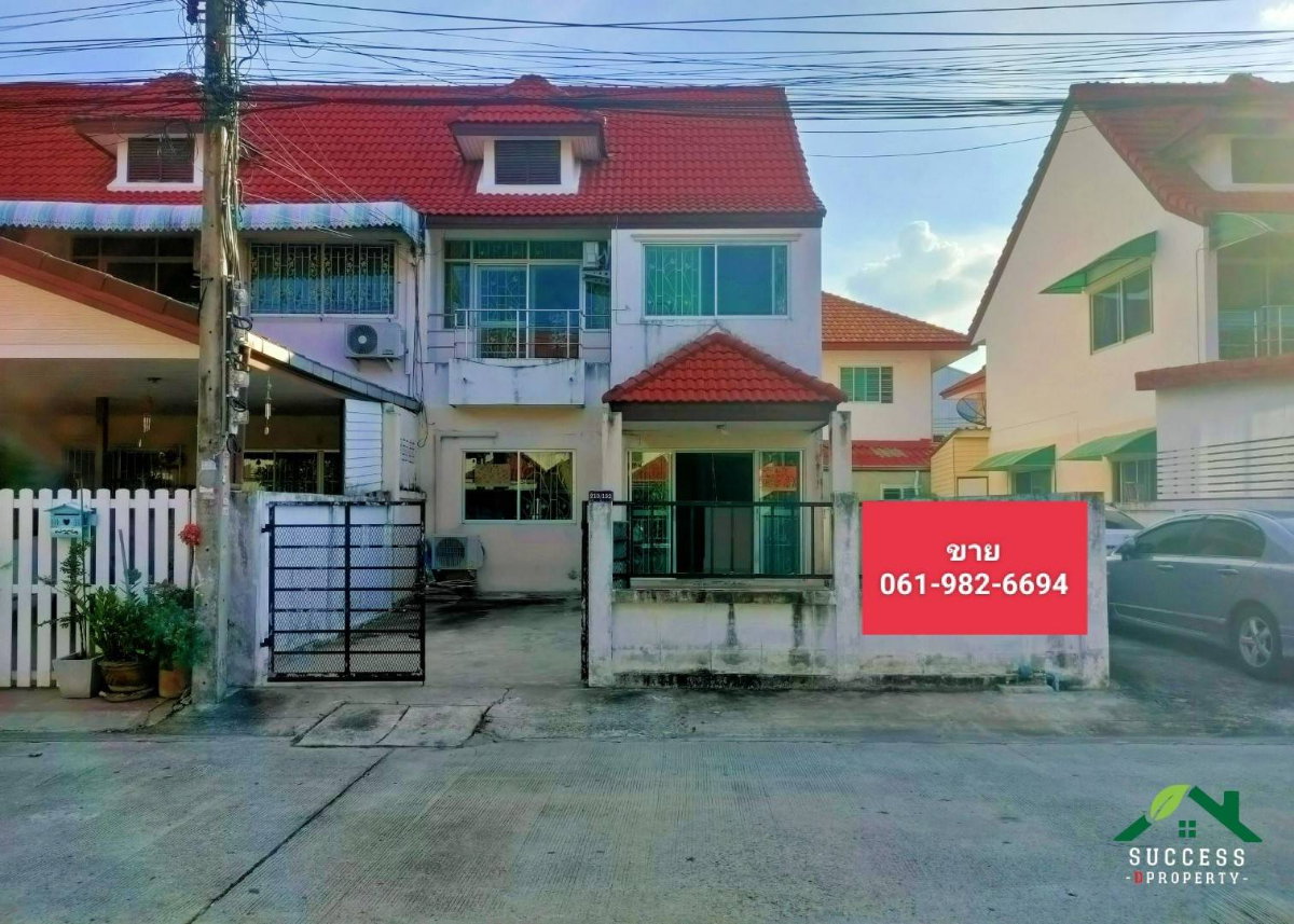 ขายทาวน์เฮ้าส์ ม.เด่นชัย ซอยมังกร-แพรกษา บ้านหลังริม เนื้อที่เยอะ ขนาด 31.5 ตร.ว. 4 นอน สภาพดี ใกล้ตลาดเด่นชัย เดินทางสะดวก 