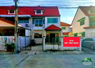 ทาวน์โฮม สมุทรปราการ : ขายทาวน์เฮ้าส์ ม.เด่นชัย ซอยมังกร-แพรกษา บ้านหลังริม เนื้อที่เยอะ ขนาด 31.5 ตร.ว. 4 นอน สภาพดี ใกล้ตลาดเด่นชัย เดินทางสะดวก 