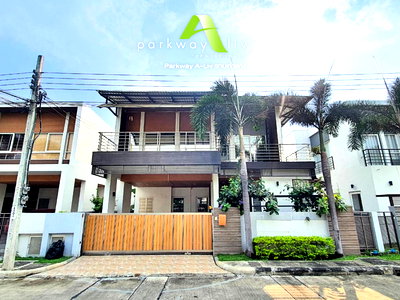 Houses for sale Bangkok : Single house for sale, Parkway Aliv Ramkhamhaeng (Parkway Chalet New Phase), near the BTS Skytrain. 3 bedrooms, 3 bathrooms.